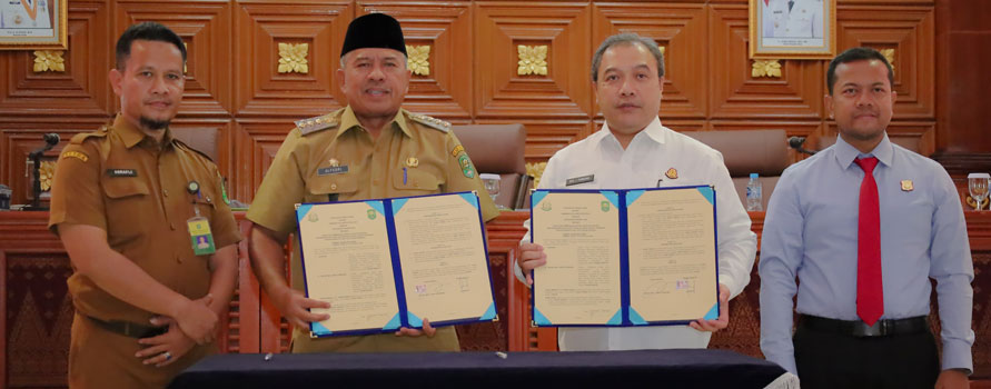 Bupati Siak Alfedri didampingi Kabag Hukum Asrafli bersama Kejari Siak Moch Eko Joko Purnomo menunjukkan berita acara MoU kesepahaman di   Siak, Selasa (20/2/2024).