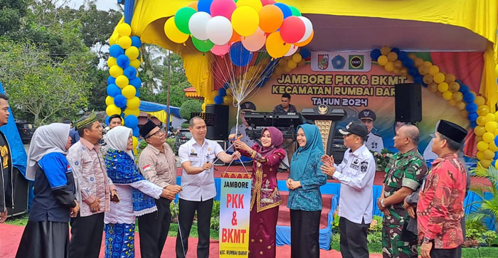 &nbsp; Asisten I Setko Pekanbaru Masykur Tarmizi SSTP MSi (lima kiri), Ketua Tim Penggerak PKK Pekanbaru Raja Rilla Mustafa&nbsp;Muflihun SM (lima kanan), Cam