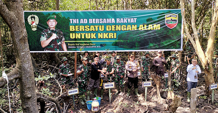Penanaman mangrove serentak di jajaran Kodam I Bukit Barisan dilaksanakan, Rabu (21/2/2024). Di Dumai, penanaman mangrove serentak dipusatkan di Hutan Bandar Bakau y