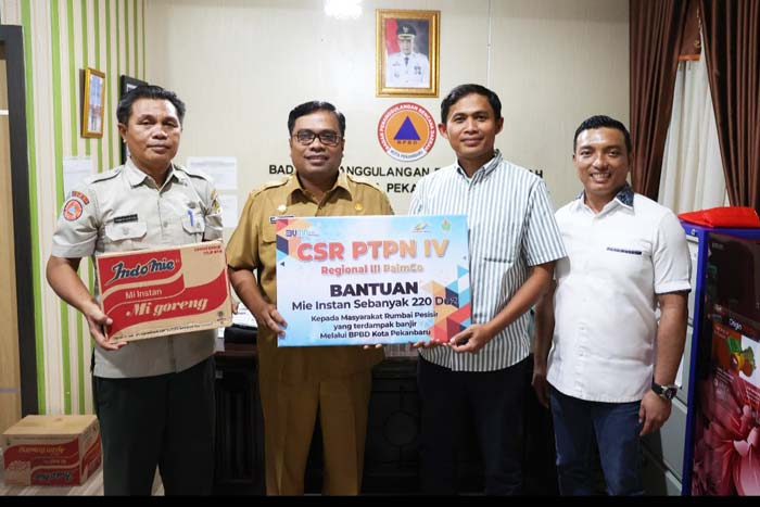 Kepala Pelaksana BPBD Kota Pekanbaru Zarman Candra saat menerima bantuan dari PTPN IV PalmCo Regional 3 yang diserahkan langsung Corporate Secretary and Legal Andiansyah Hamdani di Pekanbaru.