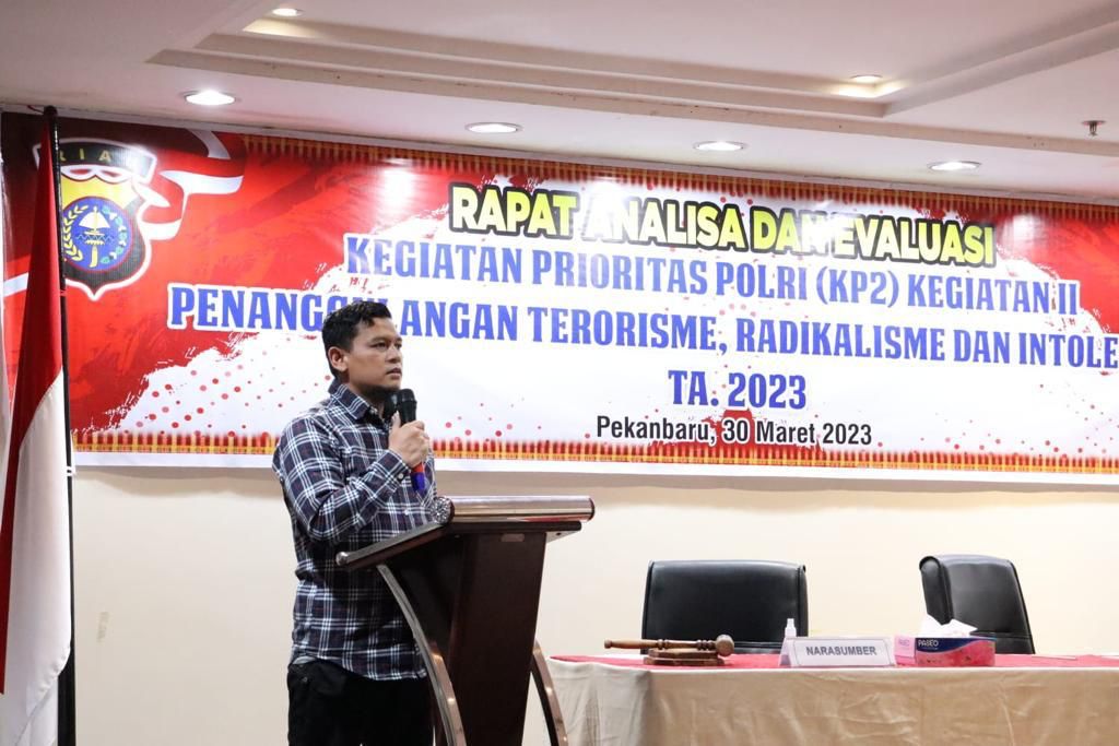 Rangga Respati Eks Napiter Riau saat menjadi pemateri di salah satu seminar terkait pencegahan paham radikalisme dan intoleran di Kota Pekanbaru, beberapa waktu lalu.