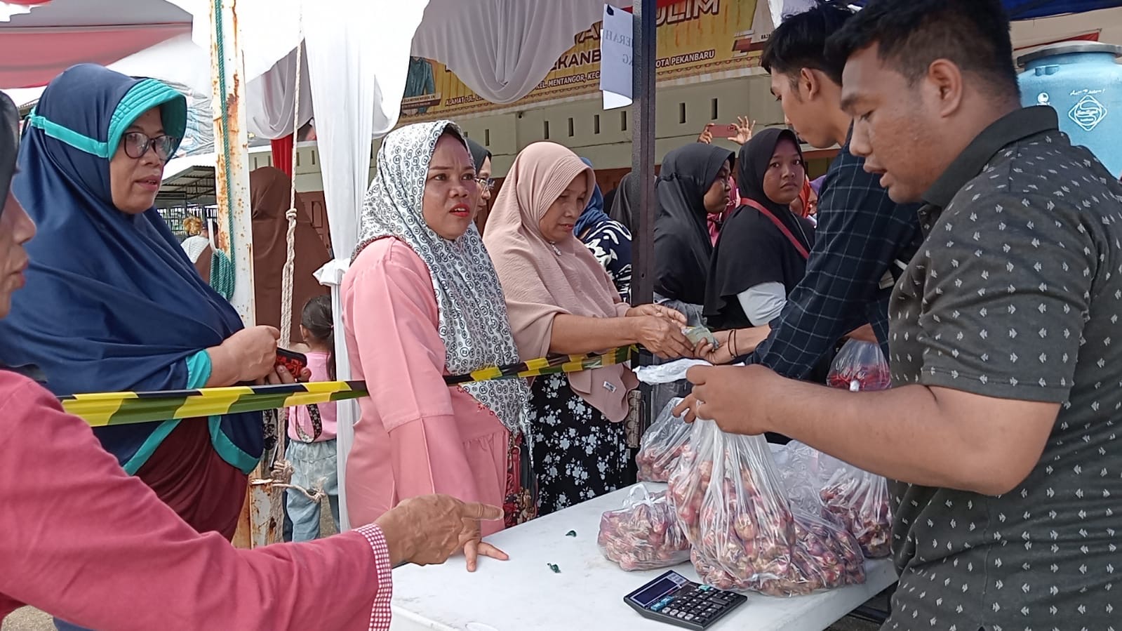Masyarakat di Kecamatan Kulim menyerbu lokasi Gerakan Pangan Murah (GPM) yang digelar oleh Tim Pengendalian Inflasi Daerah (TPID) Kota Pekanbaru di halaman Kantor Camat Kulim, Kamis (22/2/2024).