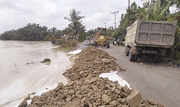 Proses perbaikan Jalan Lintas Rengat-Tembilahan oleh Dinas PUPR PKPP Riau, Rabu (21/2/2024).