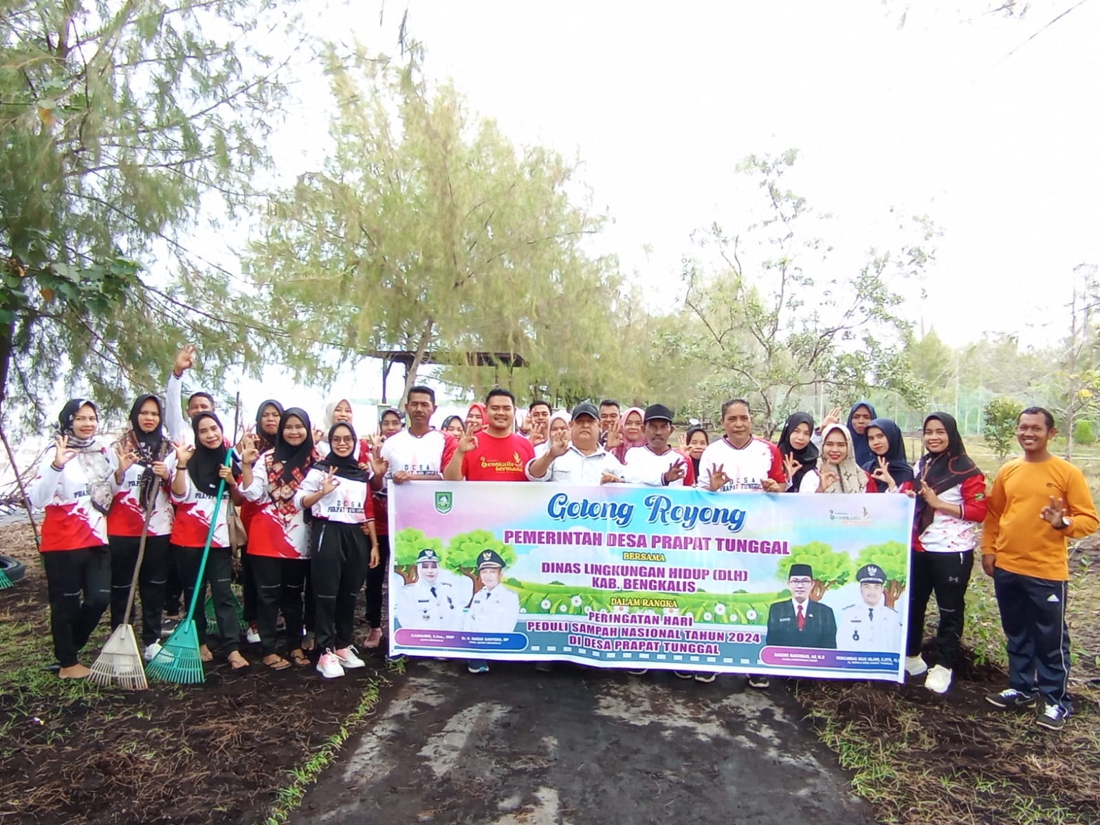 Dinas Lingkungan Hidup Kabupaten Bengkalis dan Pemdes Prapat Tunggal bersama elemen masyarakat menggelar aksi bersih pantai, di Pantai Perapat Tunggal, Kamis (22/2/2024).