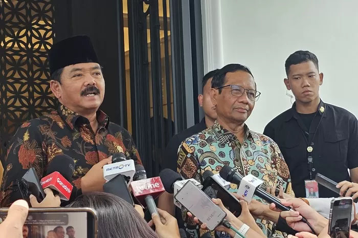 Menteri Koordinator Bidang Politik, Hukum, dan Keamanan (Menko Polhukam) Hadi Tjahjanto saat bertemu Prof Mahfud MD di kediamannya, Jalan Taman Patra Kuningan, Jakarta Selatan, Kamis (22/2).