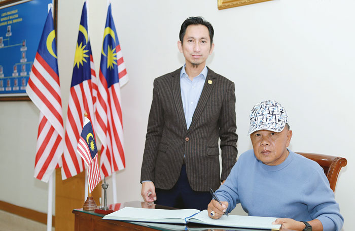 Pelaksana tugas (Plt) Bupati Kepulauan Meranti H Asmar bersama dengan  Konsul Malaysia di Pekanbaru Mohammed Hosnie Shahiran bin Ismail di Pekanbaru, Rabu (21/2/2024).