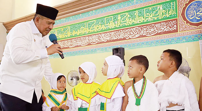 Bupati Siak Alfedri berbincang dan bertanya perihal manasik haji dengan peserta didik Raudhatul Athfal di Masjid Islamic Centre Siak, Kamis (22/2/2024).