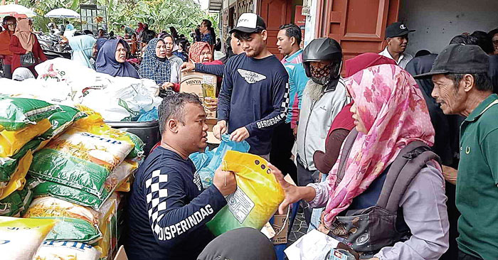 Warga membeli sembako di kegiatan Gerakan Pangan Murah di Kantor Camat Kulim, Kamis (22/2/2024).