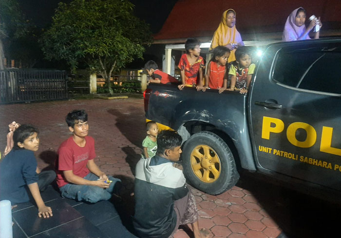 Para pengungsi Rohingya tiba di Rudenim Pekanbaru, Rabu (22/2/2024) malam. Sebelumnya, para pengungsi sempat diamankan di Polsek Bukit Raya.