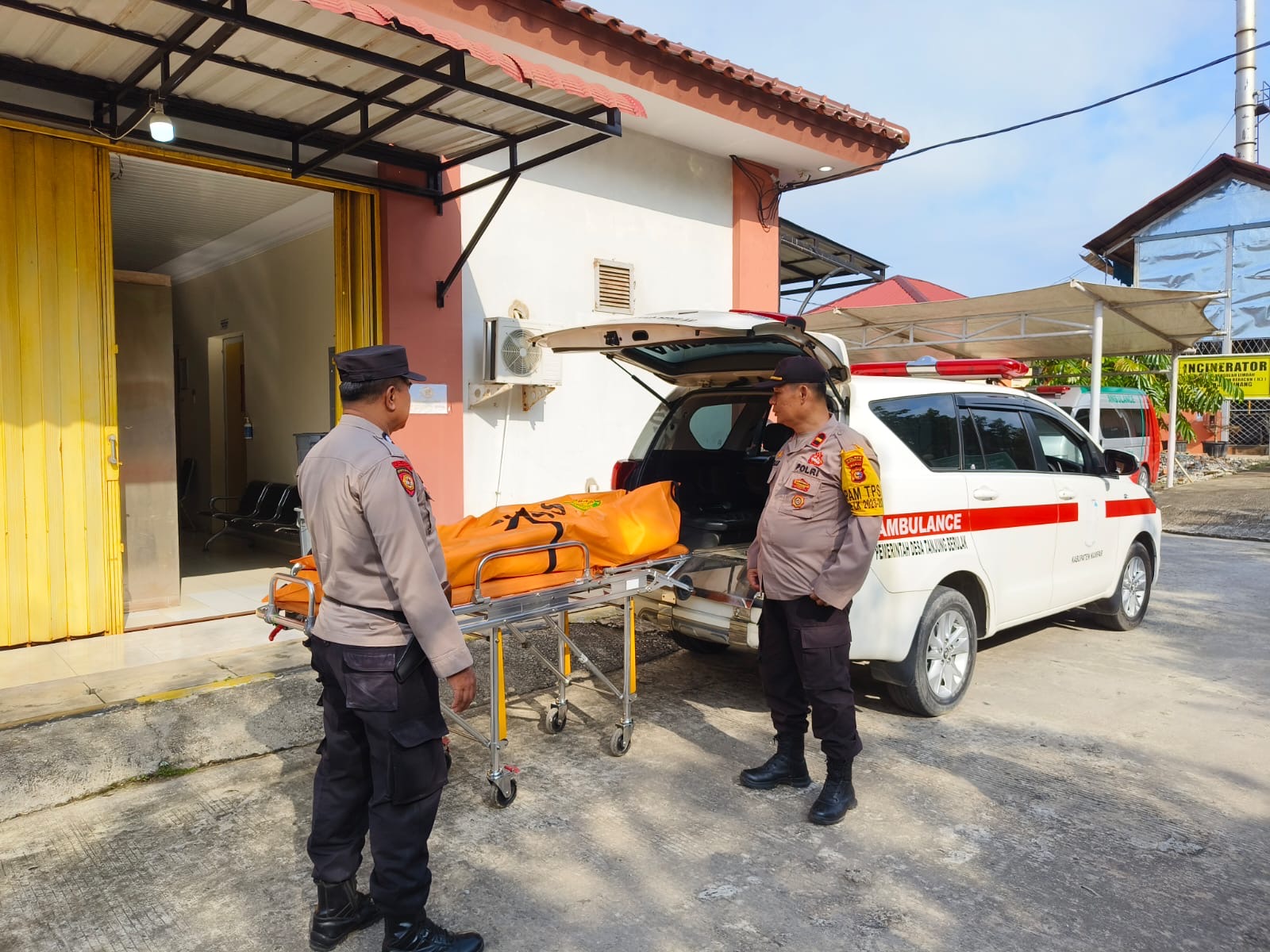 Kapolsek Kapolsek Kampar Iptu Rekmusnita turun ke lokasi saat evakuasi santri Ponpes Imam Al Ghazali di Dusun IV, Desa Ranah, Kecamatan Kampar, Kabupaten Kampar.