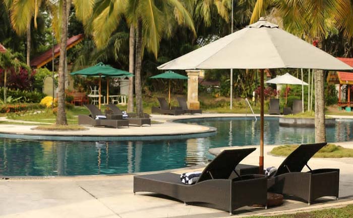 Suasana teduh dan menyegarkan di swimming pool Aryaduta Hotel Pekanbaru.