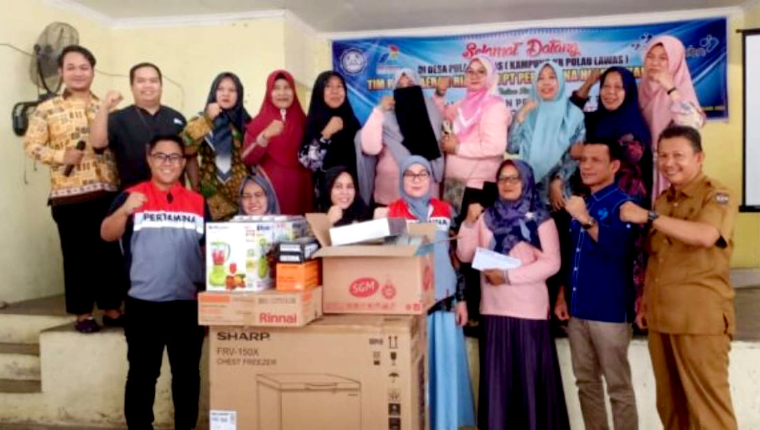 Kadis PPKBP3A Kabupaten Kampar Edi Afrizal didampingi Analysy Sosial Performance Corporate Affairs PTPHR Winda Damelia, tim TJSL PHR Indra Sakti menyerahkan bantuan