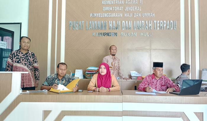 Kasi Penyelenggaraan Haji dan Umrah Kemenag Rohul H Marthillevi Saleh SAg MSy bersama staf merekap data pelunasan Bipih tahap I JCH Rohul, di ruang Pusat Pelayanan Haji dan Umrah Terpadu.