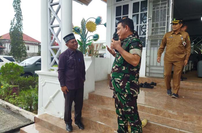 Wakil Ketua DPRD Rohil Basiran Nur Efendi SE MIP berbincang  saat kegiatan kunjungan Kepala Staf Kodam I Bukit Barisan Brigjen TNI Refrizal dan tim di Rohil, beberapa waktu lalu.