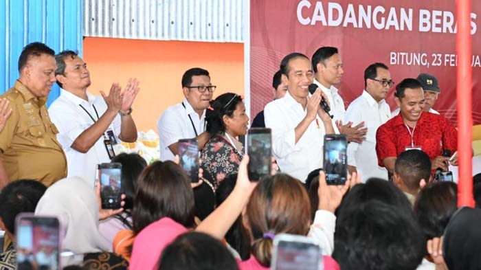 Presiden Joko Widodo berdialog dengan warga saat acara penyerahan bantuan pangan beras kepada warga di Gudang Bulog Kota Bitung, Provinsi Sulawesi Utara, Jumat (23/2/2024)
