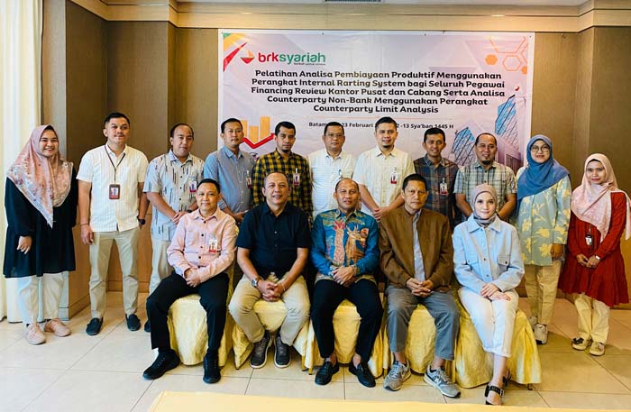 Direktur Kepatuhan dan Manajemen Risiko Bank Riau-Kepri Syariah  Fajar Restu Febriansyah berfoto bersamA di Batam, Jumat (23/2/2024).