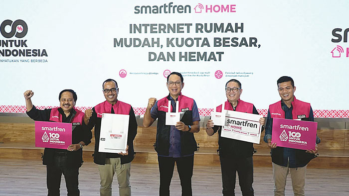 President Director Smartfren Merza Fachys (kiri) foto bersama dalam media update Smartfren Home di Jakarta, Jumat (23/2/2024).