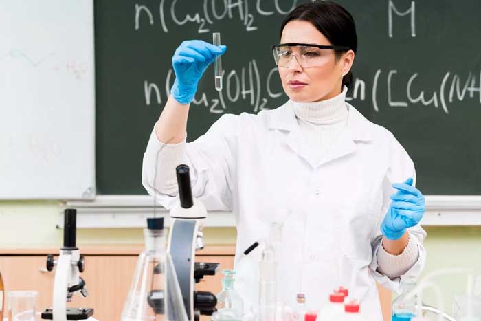 Ilustrasi perempuan sedang praktikum di laboratorium./ (Sumber Foto: (Freepik))