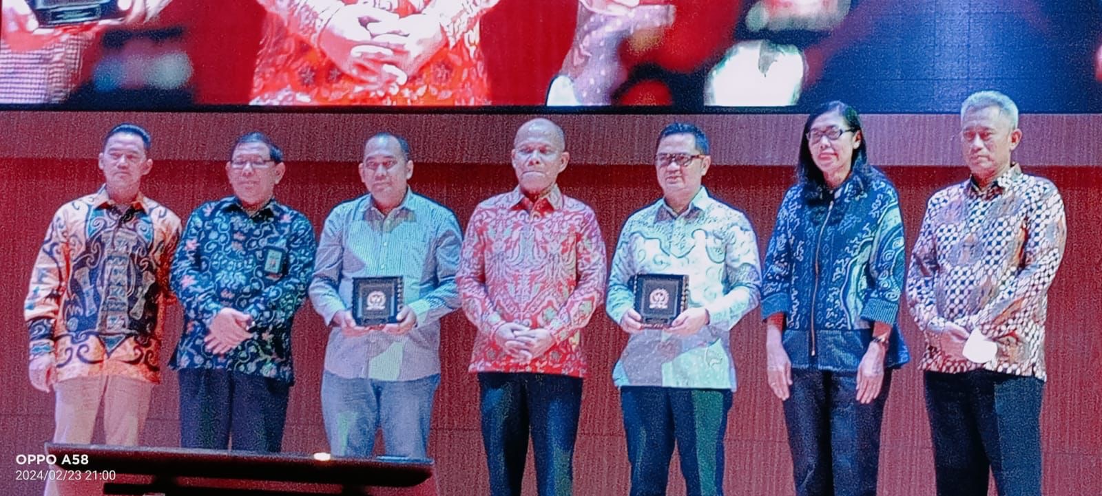 Kepala Biro Pemberitaan Parlemen Setjen DPR RI Indra Pahlevi (kanan) berfoto bersama Ketua Komisariat Wartawan Parlemen (KWP), Arieone dan pejabat Kesekjenan DPR RI.