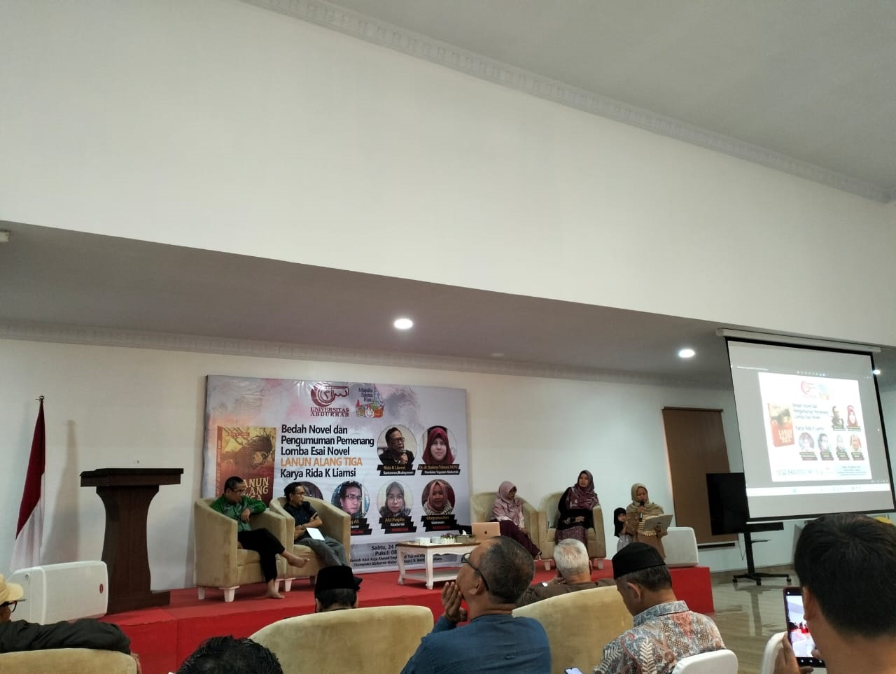 Suasana bedah novel Lanun Alang Tiga di Riau Abdurrab Malay Heritage Rumah Adat Raja Ahmad Engku Haji Tua bin Raja Haji Fisabilillah di lingkungan Kampus-2 Unirab, Jalan Bakti, Pekanbaru, Sabtu (24/2)