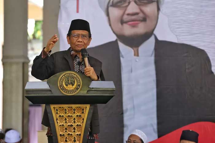 Calon wakil presiden (cawapres) nomor urut 3 Mahfud MD menghadiri Halaqah Kebangsaan di Pondok Pesantren Abu Syamsuddin, Kelurahan Simolawang, Kecamatan Simokerto, Surabaya, Jatim, Kamis (8/2). (TPN G