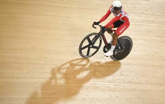 Pembalap sepeda Indonesia Terry Yudha Kusuma memacu kecepatan dalam final madison putra Tissot UCI Track Nation Cup 2023 di Jakarta International Velodrome, Rawamangun, Jakarta, Minggu (26/2/2023).
