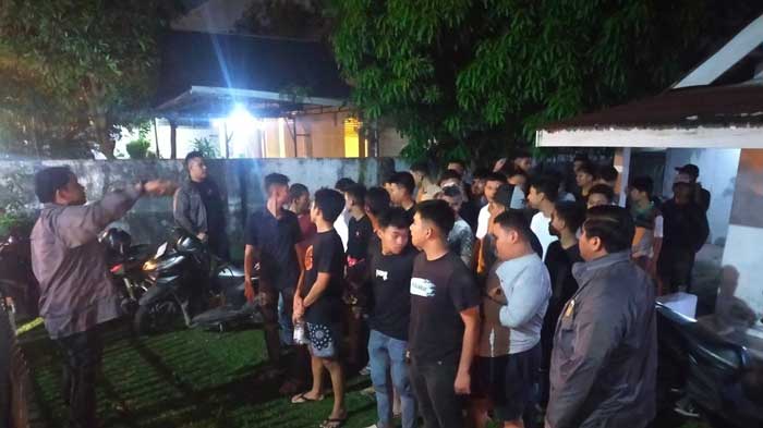 Kasubdit Jatantas Diteskrimum Polda Riau Kompol Indra Lamhot (kanan) melakukan pemeriksaan terhadap sekelompok remaja saat patroli di Pekanbaru, Sabtu-Ahad (24-25/2/2024).