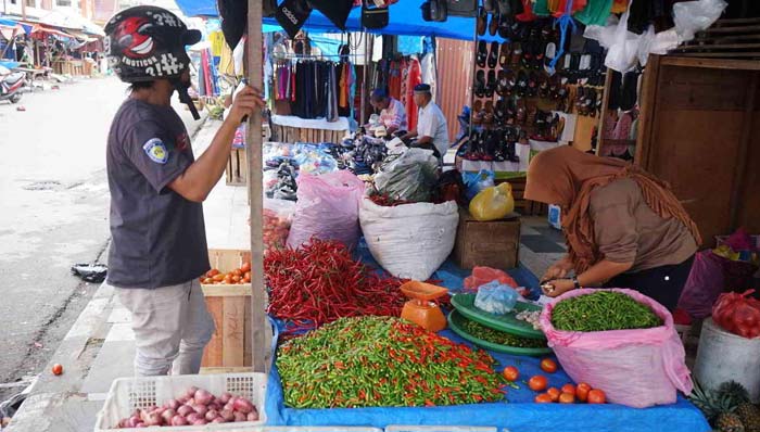 Seorang warga berbelanja bahan pokok di Pasar Agus Salim, Jalan Agus Salim, Pekanbaru, Ahad (25/2/2024). Harga keperluan bahan pokok masih tinggi dalam beberapa pekan terakhir.