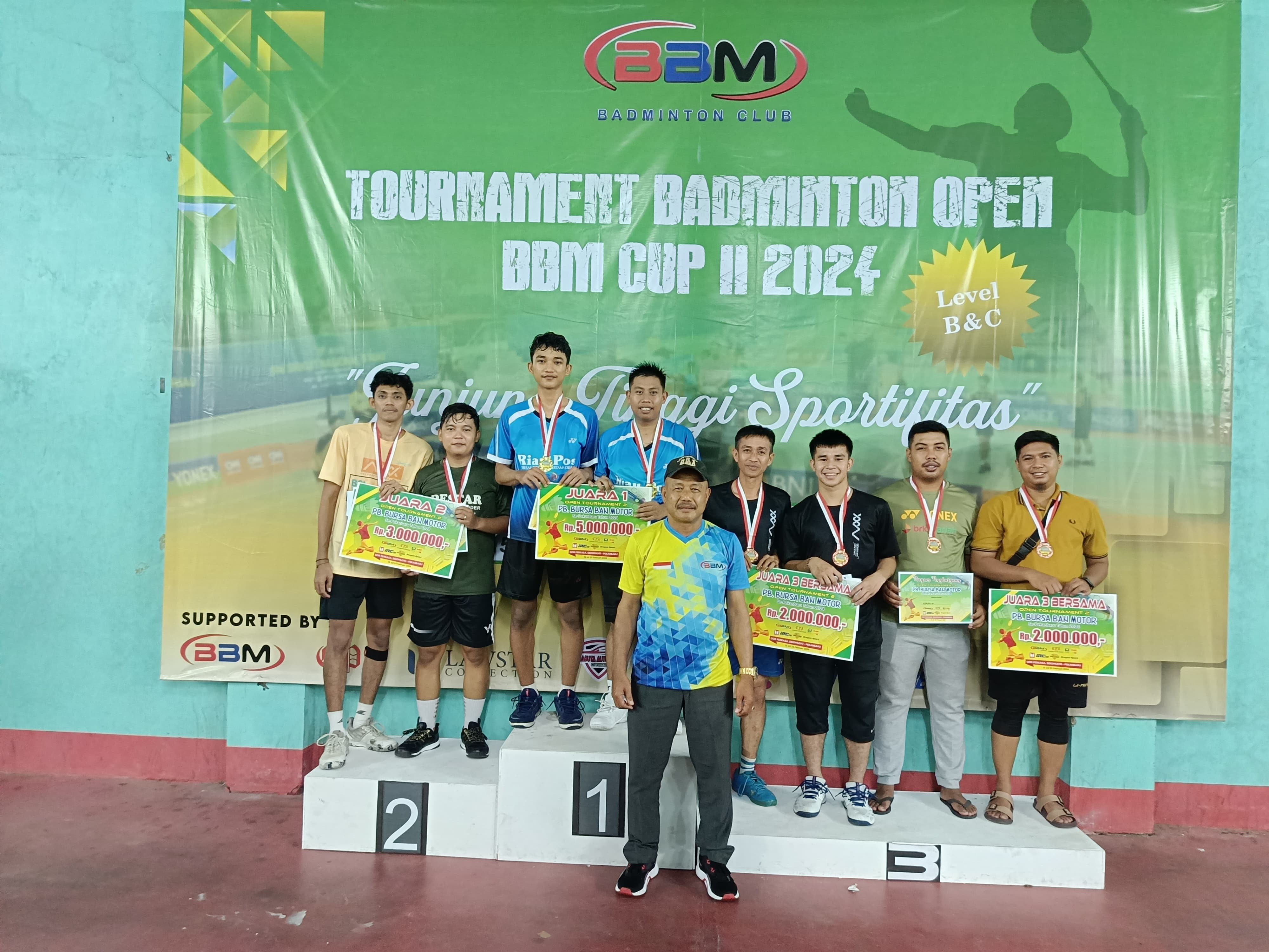 Para juara 1, 2 dan 3  Turnamen BBM Badminton Open CUP II tahun 2024 yang diselenggarakan di GOR Sidomulyo, Kelurahan Sidomulyo Barat Pekanbaru pada Ahad (25/2/2024) kemarin.