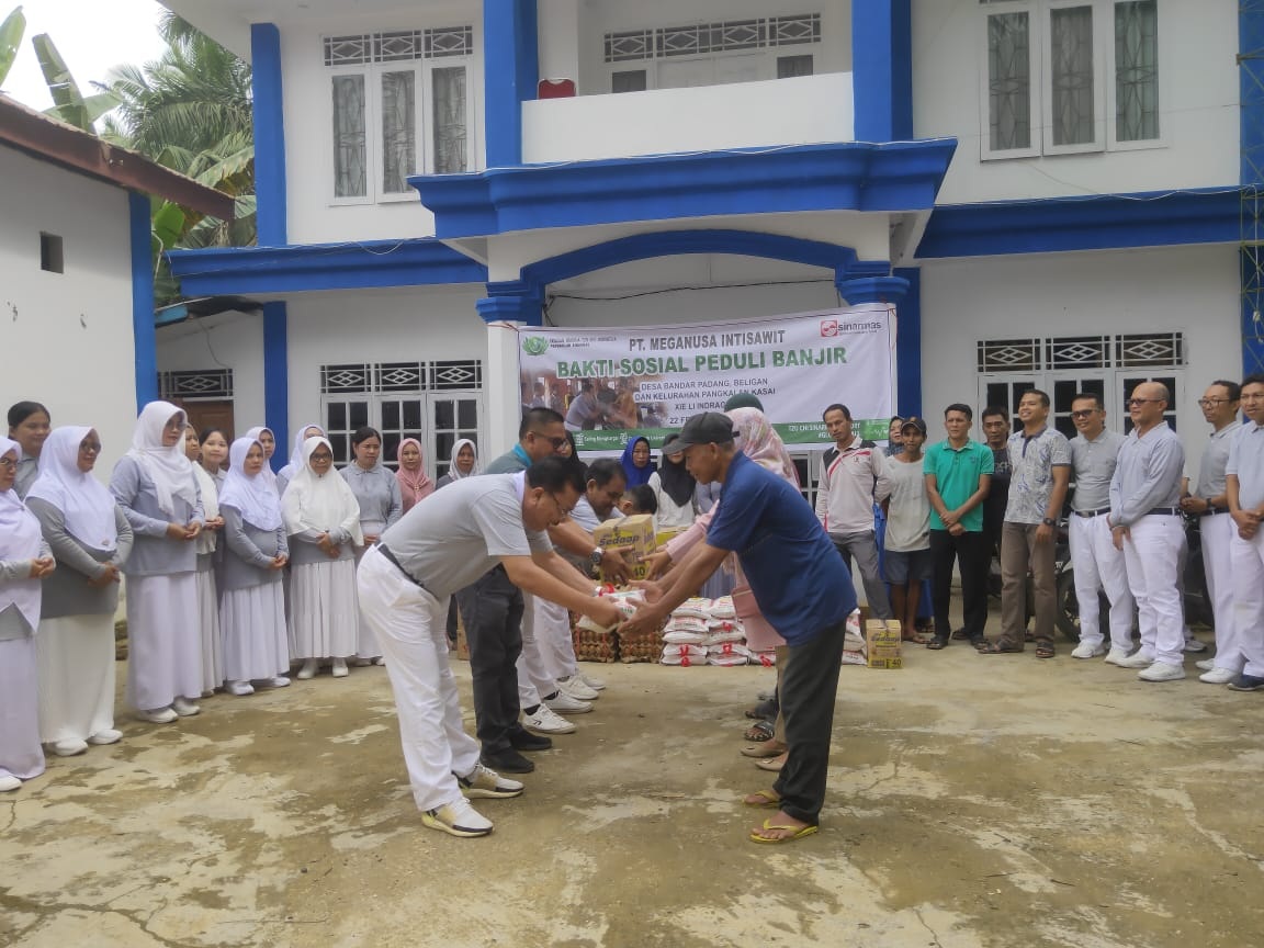 Pimpinan unit di PT MNIS Regional Controler Indragiri, Burhanuddin menyerahkan bantuan sembako secara simbolis kepada Kades Beligan, Juli Suprianto, Sabtu (24/2/2014).