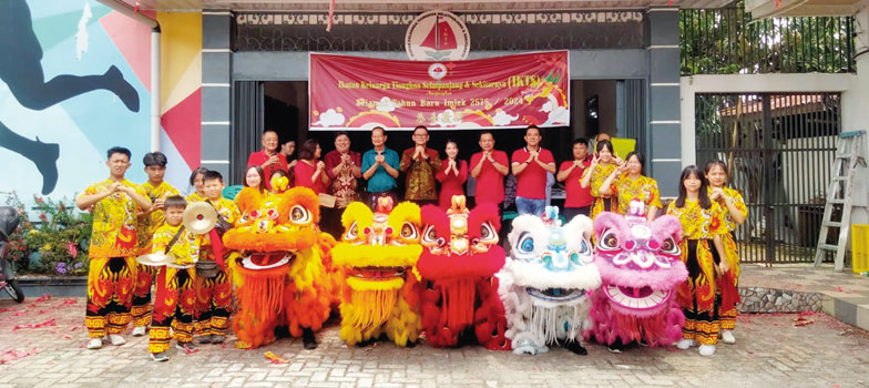 Ketua IKTS Pekanbaru Tohan (tengah) foto bersama para pengurus saat melaksanakan perayaan Imlek bersama di Sekretariat IKTS Pekanbaru, Jalan Tanjung Datuk, Ke