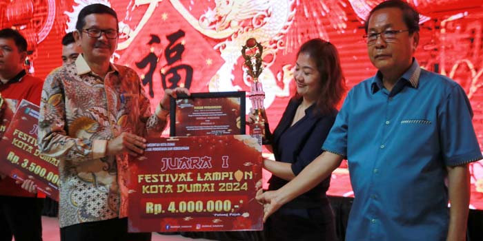 Sekko Dumai H Indra Gunawan menyerahkan trofi juara dan penghargaan kepada pemenang lomba lampion di Kelenteng Hock Liong Kiong Dumai, Jumat (23/2/2024).