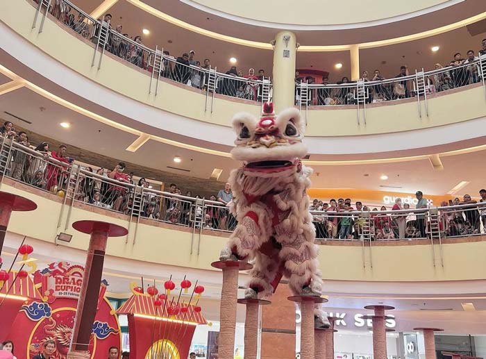 Aksi Barongsai Patok membuat pengunjung Mal SKA terpana, Ahad (25/2/2024).