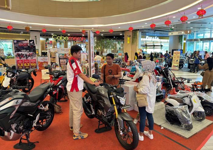 Sales PT Capella Dinamik Nusantara Riau melayani customer yang mengunjungi pameran Honda Sport Moto Show yang berlangsung di Living World Pekanbaru, Ahad (25/2/2024).