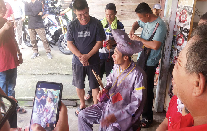 Dewa Mabuk bercengkerama dengan warga Tionghoa di Jalan Suak Lanjut Kota Siak saat Pawai Tatung, Sabtu (24/2/2024).