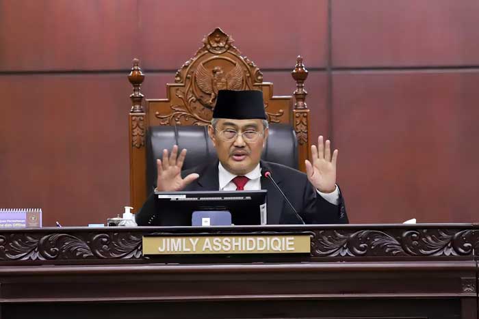 Ketua Majelis Kehormatan Mahkamah Konstitusi (MKMK) Jimly Asshiddiqie memimpin jalannya sidang putusan dugaan pelanggaran etik terhadap hakim Mahkamah Konstitusi (MK) di Mahkamah Konstitusi, Jakarta,