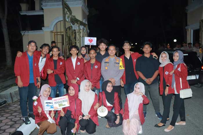 Kapolres Kampar AKBP Ronald Sumaja saat befoto Bersama Mahasiswa, usai memberikan kejutan kepada Personil Polres Kampar, di Gerbang Kantor Bupati Kampar, Senin (26/2/2024).