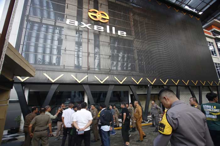 Tempat Hiburan malam Axelle, sebelumnya Joker Poker di Jalan HR Soebrantas disegel Satpol PP Pekanbaru dan tim gabungan, Terkait dugaan transaksi narkoba di THM tersebut, Senin (26/2/2024).