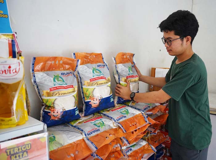 Penjaga Rumah Pangan Kita Kopelri Bulog Divisi Regional Riau dan Kepri, Jalan Ahmad Yani, Pekanbaru, terlihat sedang menyusun beras kemasan, baru-baru ini.