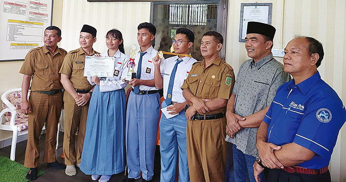 Kepala SMAN 3 Siak Hulu Agus Sutiyono SH, Ketua Komite H Marwas, Waka Kurikulum Ambar Rujito MPd,  Humas Munir SKom,  Guru Pembimbing Iffendi SPd foto bersama d