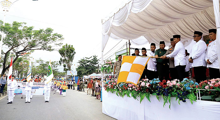 Wabup Rohul bersama Forkopimda Rohul bersama-sama mengangkat bendera melepas peserta pawai taaruf MTQ ke-24 tingkat Kabupaten Rohul di Jalan Tuanku Tambusai Pasirpengaraian, Senin (26/2/2024) siang.
