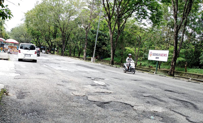 Jalan Parit Indah dari arah Jalan Jenderal Sudirman rusak parah dan berlubang, Ahad (25/2/2024).