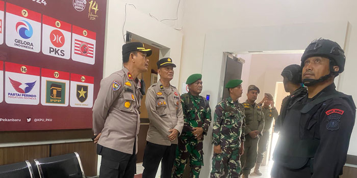 Tim Gabungan Polri, TNI dan Satpol PP melakukan patroli gabungan pengamanan Pemilu 2024 di Kantor KPU Pekabaru pada Senin (26/2/2024).