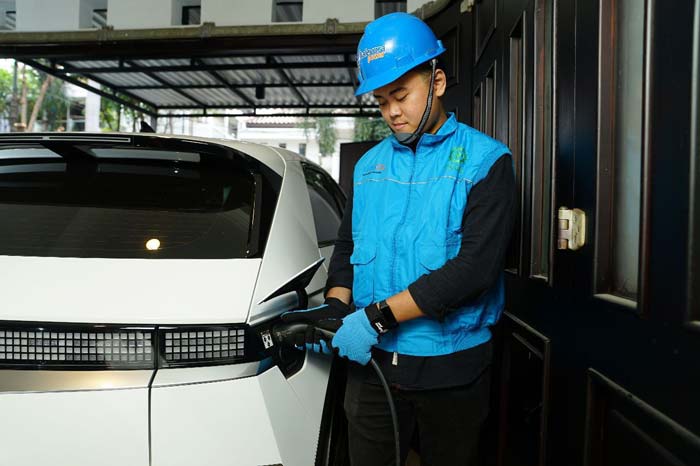 PLN memberikan promo spesial home charging services di IIMS 2024 bagi pelanggan PLN pengguna kendaraan listrik yang ingin melakukan tambah daya.