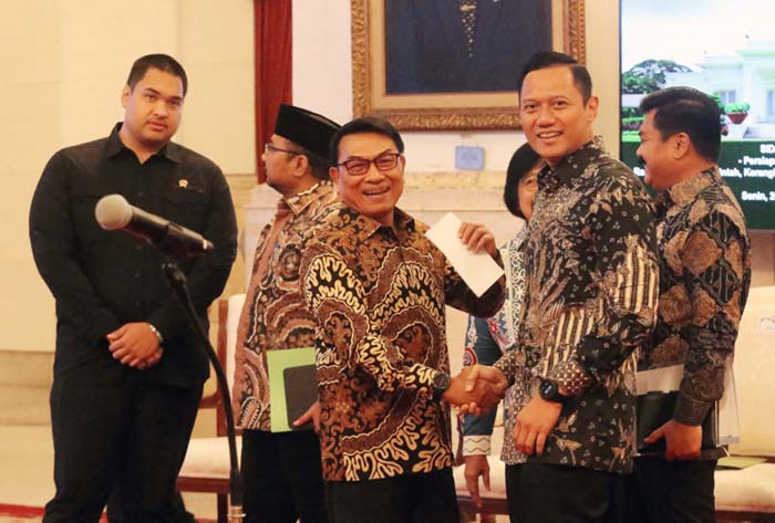 Menteri Agraria dan Tata Ruang/Kepala Badan Pertanahan Nasional (ATR/BPN) Agus Harimurti Yudhoyono bersalaman dengan Kepala Staf Presiden (KSP) Moeldoko di Istana Negara, Jakarta.