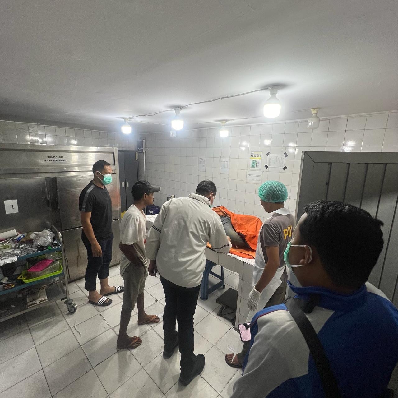 Mayat Laki-laki yang ditemukan di Sungai Siak saat dilakukan visum di Rumah Sakit Bhayangkara Polda Riau, Selasa (27/2/2024) dini Hari.
