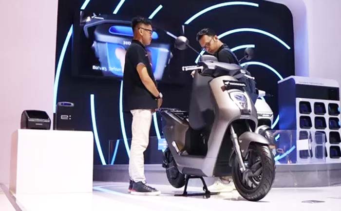 Pengunjung sedang melihat Honda Stylo 160 di booth PT Astra Honda Motor (AHM) saat IIMS 2024, JIExpo Kemayoran, Jakarta, Ahad (25/2/2024).