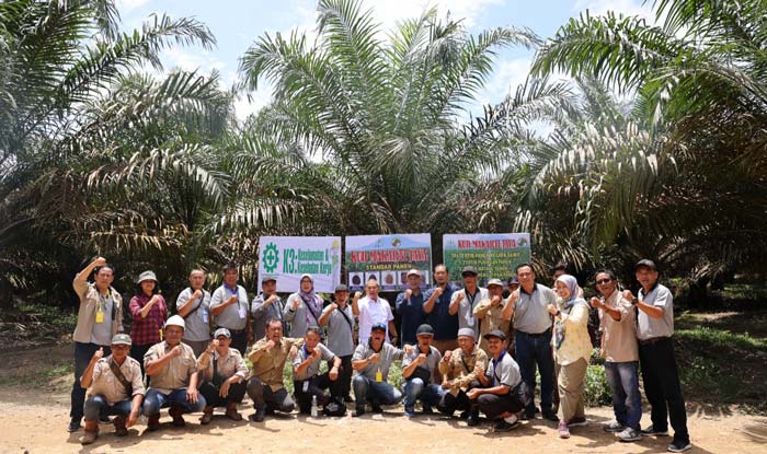Pengurus Aspekpir dan koperasi produsen sawit Kalbar yang menaungi ratusan petani sawit di wilayah itu foto bersama usai melakukan kunjungan studi banding ke petani sawit plasma binaan PTPN IV