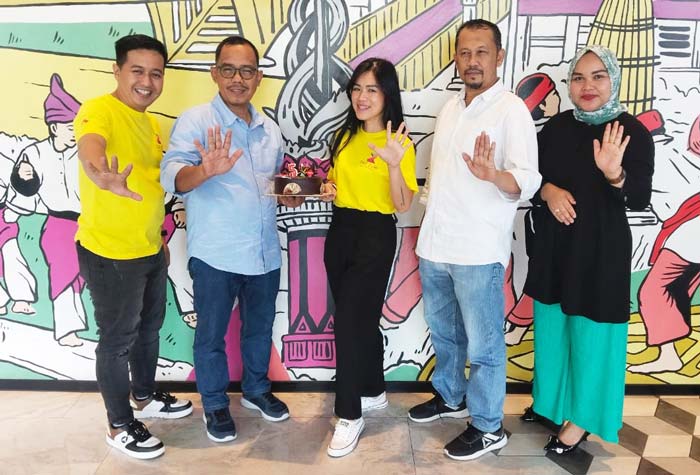 Direktur Riau Pos Asmawi Ibrahim saat menyerahkan kue ulang tahun kepada General Manager The Zuri Hotel Pekanbaru Asni Alexia Lim (tengah), Senin (26/2/2024).
