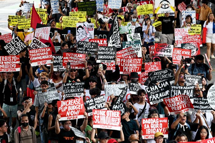 Ratusan pengunjuk rasa memperingati 38 tahun revolusi  &lsquo;&rsquo;People Power &lsquo;&rsquo; yang menggulingkan ayah Presiden Filipina Ferdinand Marcos Jr